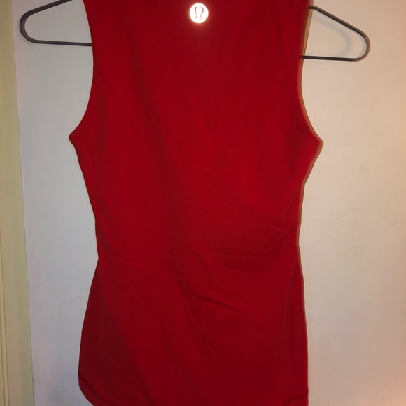 Red workout Lulu top. - Picture 4 of 5